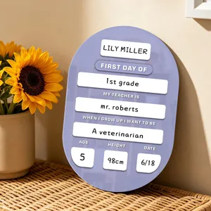 Gedetailleerd overzicht van gepersonaliseerd acryl bord voor schoolstart, heldere tekst en prop.