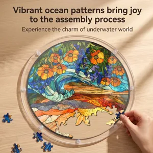 Puzzle attrape-soleil rond en acrylique avec motif de vagues et fleurs en vitrail.