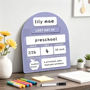 Acryl eerste schooldag bord detailweergave met duidelijk aangepaste naam en leerjaar.