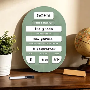Personaliseerbaar acryl schoolbord bordje met houten standaard voor de eerste schooldag.