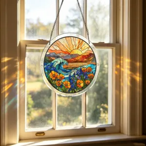 Vue détaillée du capteur de soleil suspendu en acrylique style vitrail avec paysage.