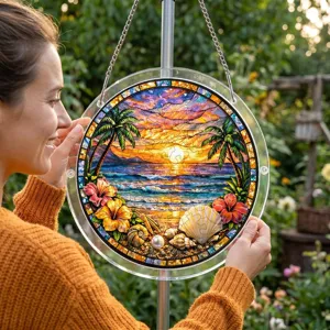 Gros plan en extérieur d'un attrape-soleil puzzle en acrylique coloré suspendu à un poteau du jardin.