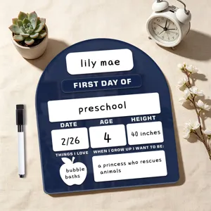 Gedetailleerd overzicht van het gepersonaliseerde acryl schoolbord voor de eerste dag met pen.