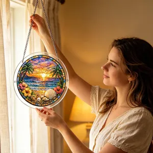 Pendentif attrape-soleil en acrylique rond avec un superbe coucher de soleil tropical sur une plage.