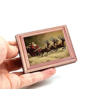 Close-up detail van de vintage houten kerst fotolijst koelkastmagneet met de Kerstman.