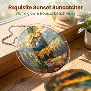 Détail de l'attrape-soleil rond en acrylique suspendu sur le rebord de fenêtre en bois