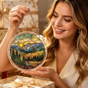 Vue en gros plan du pendentif attrape-soleil en acrylique motif paysage de montagne.