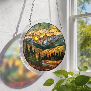 Vue détaillée du pendentif attrape-soleil rond en acrylique avec paysage de vitrail.