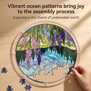 Vue de detail du puzzle rond en acrylique facon vitrail en cours d'assemblage sur table.