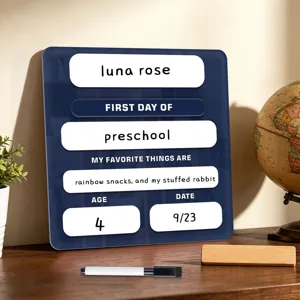 Herbruikbaar acryl bord voor de eerste schooldag met houten standaard en uitwisbare marker.