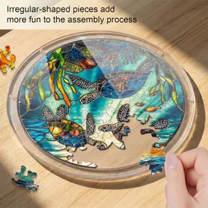 Puzzle en acrylique de tortue de mer style vitrail, détail montrant des pièces aux formes irrégulières.