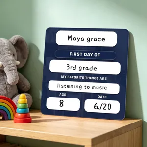 Detailopname van het acryl schoolbord met gepersonaliseerde tekst en leuke decoratie.