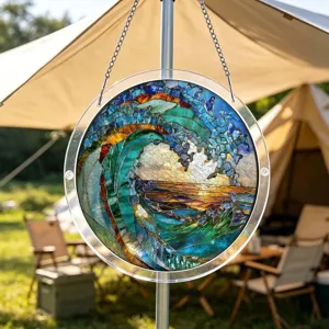 Vue détaillée d'un attrape-soleil rond en acrylique vague océan suspendu en camping.