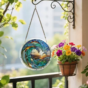 Attrape-soleil en acrylique style vitrail avec motif de vague, détail suspendu marin.