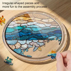 Pendentif puzzle attrape-soleil en acrylique avec pieces irregulieres et design de vague de mer.