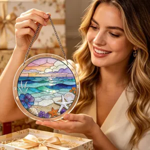 Gros plan détaillé d'une femme tenant un magnifique attrape-soleil puzzle de plage en acrylique.