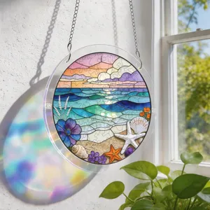 Gros plan d'un attrape-soleil puzzle rond en acrylique accroché à la fenêtre avec vue plage.