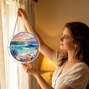 Détail du capteur de soleil en acrylique avec design style vitrail plage et mer près d'une fenêtre.