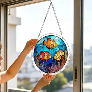 Vue détaillée d'un attrape-soleil suspendu en acrylique poisson-clown pour décoration de fenêtre.