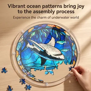 Detail de puzzle requin en acrylique avec magnifique motif ocean vitrail et couleurs vibrantes.