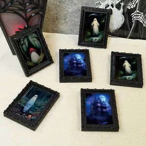Nahaufnahme von Halloween 3D Geist magnetischen Kühlschrankaufklebern in schwarzen Rahmen.