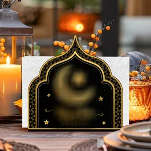 Gedetailleerd uitzicht op houten Ramadan servettenhouder met boog en gouden sterren.