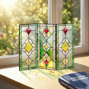 Détail de paravent pliant en verre acrylique, décoration de table transparente.