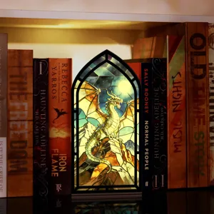 Fermalibri angolo lettura drago gotico in vetrata, decorazione per scaffali di libri fantasy.