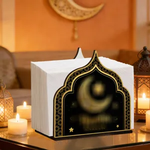Gedetailleerd overzicht van de houten Ramadan servettenhouder met islamitisch boogdesign en kaarsen.