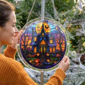 Vista detallada del colgante de ventana atrapasoles de acrílico para Halloween.