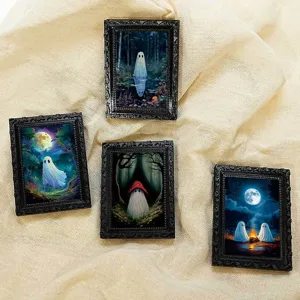 Nahaufnahme von Miniatur Halloween Geist Bilderrahmen Magneten mit schauriger Vintage Kunst.