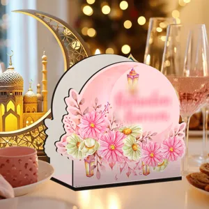 Gedetailleerd overzicht van houten Ramadan servettenhouder met maan en bloemen.
