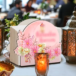 Houten servettenhouder met roze bloemen- en maanontwerp voor tafeldecoratie tijdens de Ramadan.