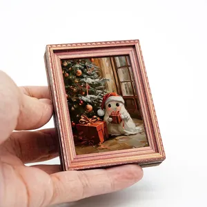 Detailweergave van de mini kerst fotolijst koelkastmagneet met leuk feestelijk ontwerp.