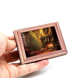 Gedetailleerd close-up van de lichtgevende houten kerstkoelkastmagneet met feestelijk kunstwerk.
