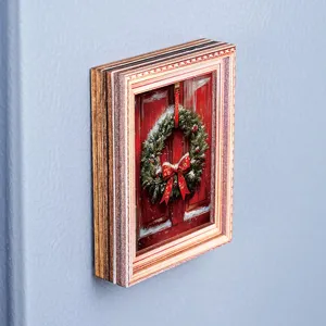 Kerst houten fotolijst koelkastmagneet detail close-up met gelaagde houttextuur.