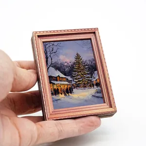 Detailopname van het kleine houten verlichte kerstfotolijstje koelkastmagneet voor decoratie.