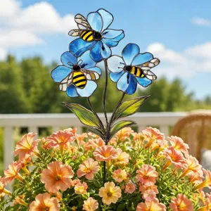 Détail piquet de jardin en métal, fleur bleue et abeille pour décoration de pots.