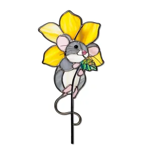 Détail piquet de jardin souris en vitrail, jolie décoration artisanale en métal pour pot.