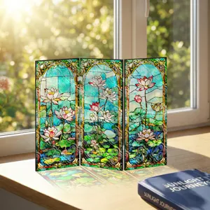 Gros plan détaillé du mini paravent pliable en verre teinté motif lotus sous le soleil.