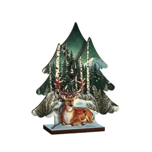 Detalle de decoración de mesa de ciervo de árbol de Navidad de madera bosque de invierno festivo