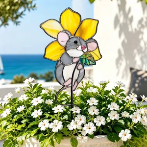 Détail du piquet de jardin en verre teinté représentant une souris et une fleur, décoration métal.