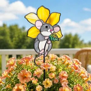 Détail de tuteur de jardin en métal avec motif de souris et fleur pour plantes en pot et déco.