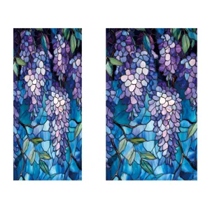 Detail van raamfolie in glas-in-loodstijl met heldere paarse blauweregen en blauwe achtergrond.