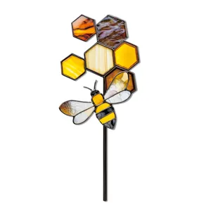 Détail du piquet de jardin abeille et alvéole en vitrail aux couleurs vives jaune et noir