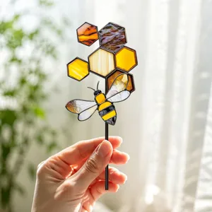 Détail tuteur jardin abeille en vitrail, décoration de plante en métal coloré vif.