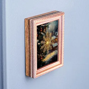 Kerst houten koelkastmagneet, lichtgevende sneeuwvlok vakantie decor detail.