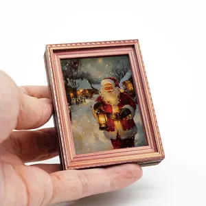 Gedetailleerd uitzicht van een schattige miniatuur houten kerstfotolijst koelkastmagneet.