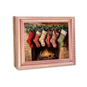 Houten kerstkoelkastmagneet met feestelijk openhaard en sok fotolijst detailweergave