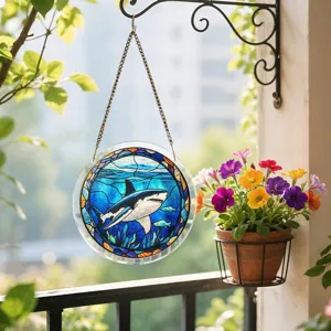 Vue détaillée du capteur de soleil requin en verre acrylique suspendu dehors joliment.
